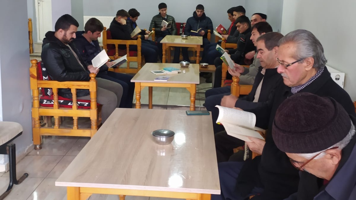 Okulumuz Kültür Edebiyat Kulübü Kıraathanede Kitap Okuma Farkındalığı Etkinliği
